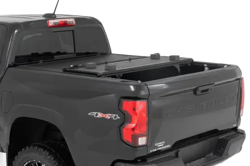 Rough Country - 47120500A | Rough Country Hard Low Profile Bed Cover Chevy Canyon / GMC Colorado | 2015-2022 | 5' Bed