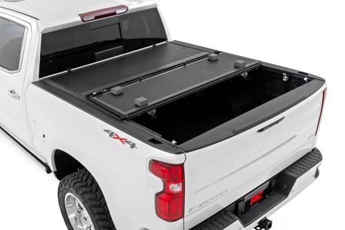 Rough Country - 47119651B | Rough Country Hard Low Profile Bed Cover (2014-2018 Silverado, Sierra 1500 2WD\4WD | 2014-2019 Silverado, Sierra 2500 HD, 3500 HD 2WD/4WD | 6'7" Bed)
