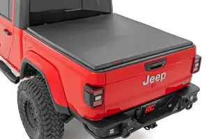 41620500 | Rough Country Soft Tri-Fold Bed Cover (2021-2024 Gladiator JT 4WD | 5' Bed)
