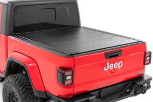 50620500 | Rough Country Hard Roll Up Bed Cover For Jeep Gladiator JT 4WD (2020-2025) | 5' Bed