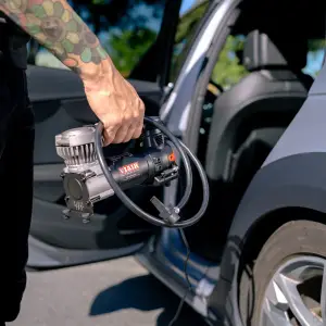 VIAIR - 00087 | VIAIR Every Vehicle Carry 85P Portable Compressor Kit | Battery Clamps, Twist-on Tire Chuck - Image 3